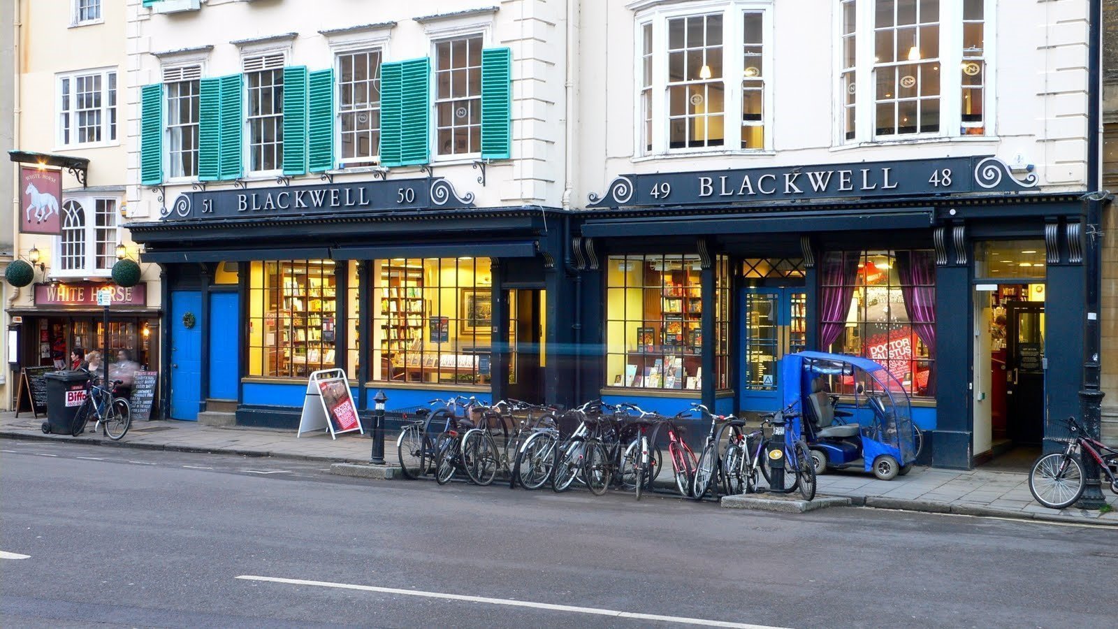 blackwells-bookshop-broad-street-oxford-1600x900