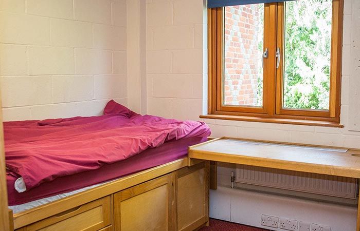 single-bedroom-shiplake-college-aspect-ratio-1066-1066-2000x2000