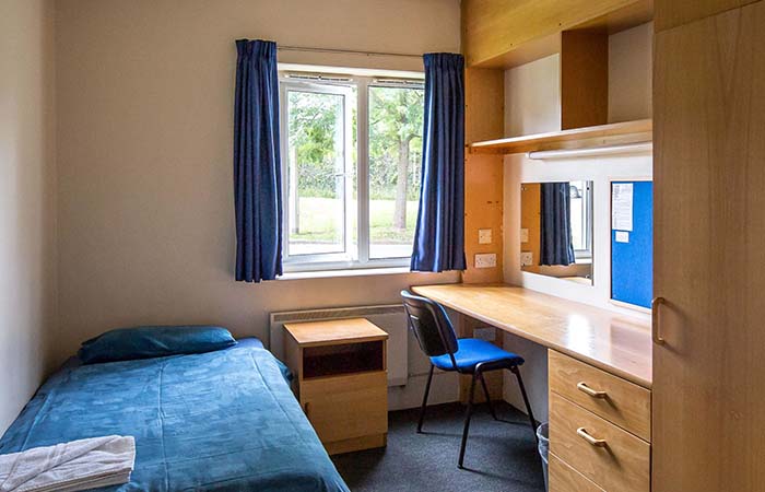 single-ensuite-room-with-desk-university-of-westminster-aspect-ratio-1066-1066-2000x2000