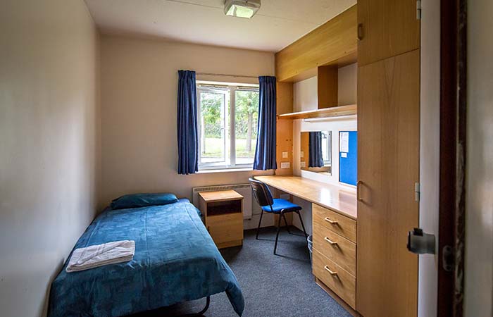 single-ensuite-room-with-desk-university-of-westminster