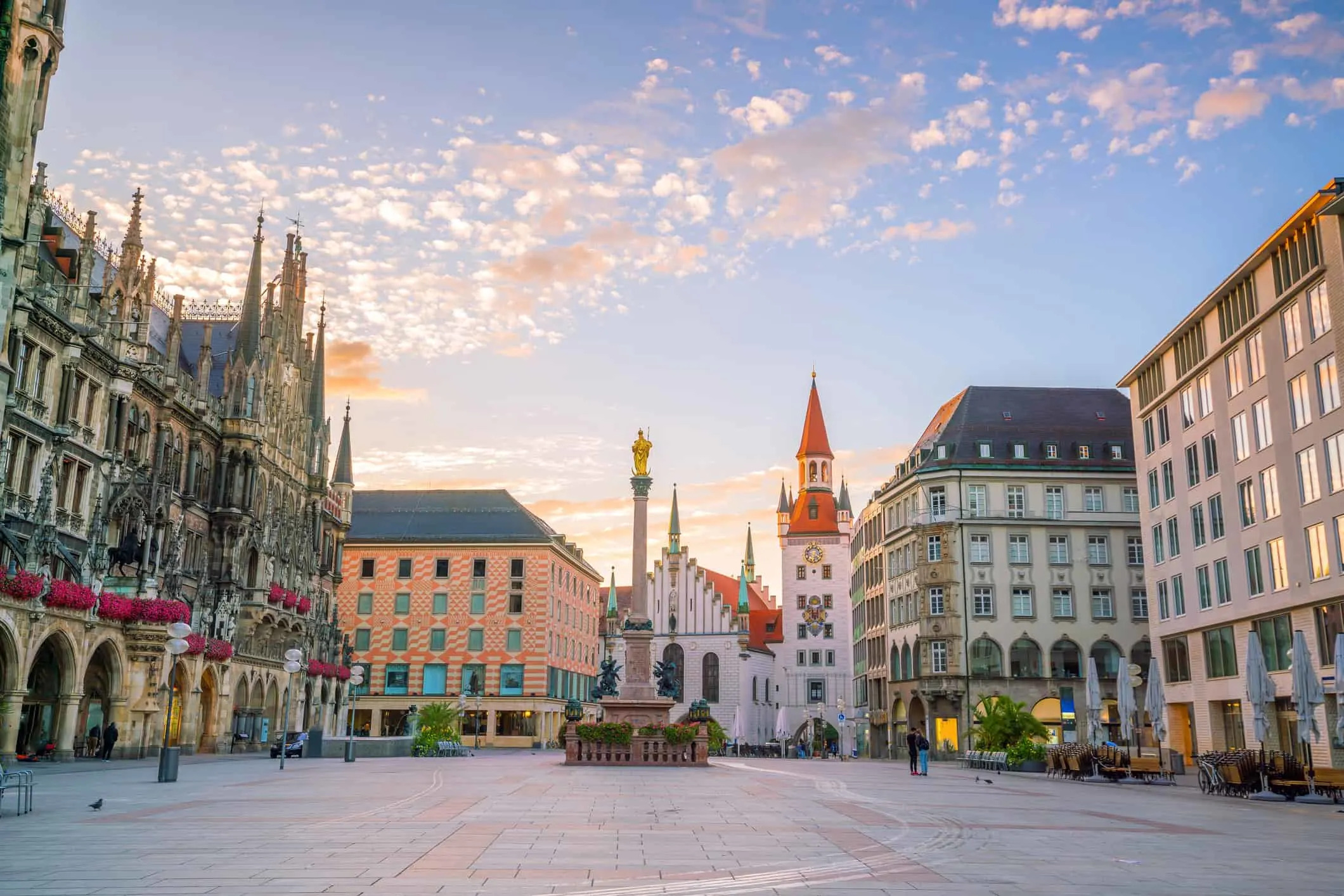 Old-Town-Hall-at-Marienplatz-Square-Munich